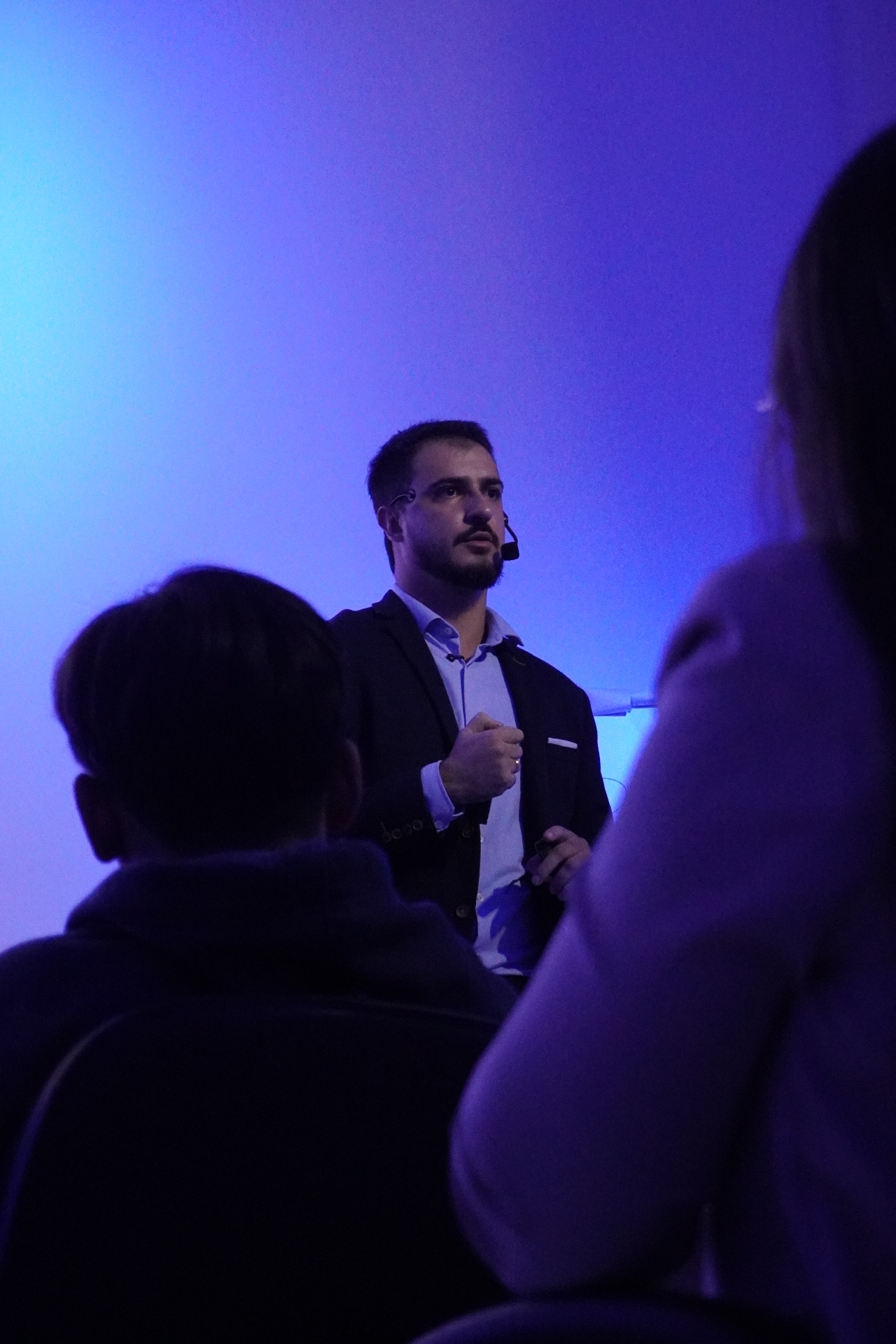 Jonathan Giomo apresentando no palco da Imersão